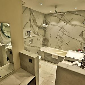 Deluxe Double Room Bath Tub
